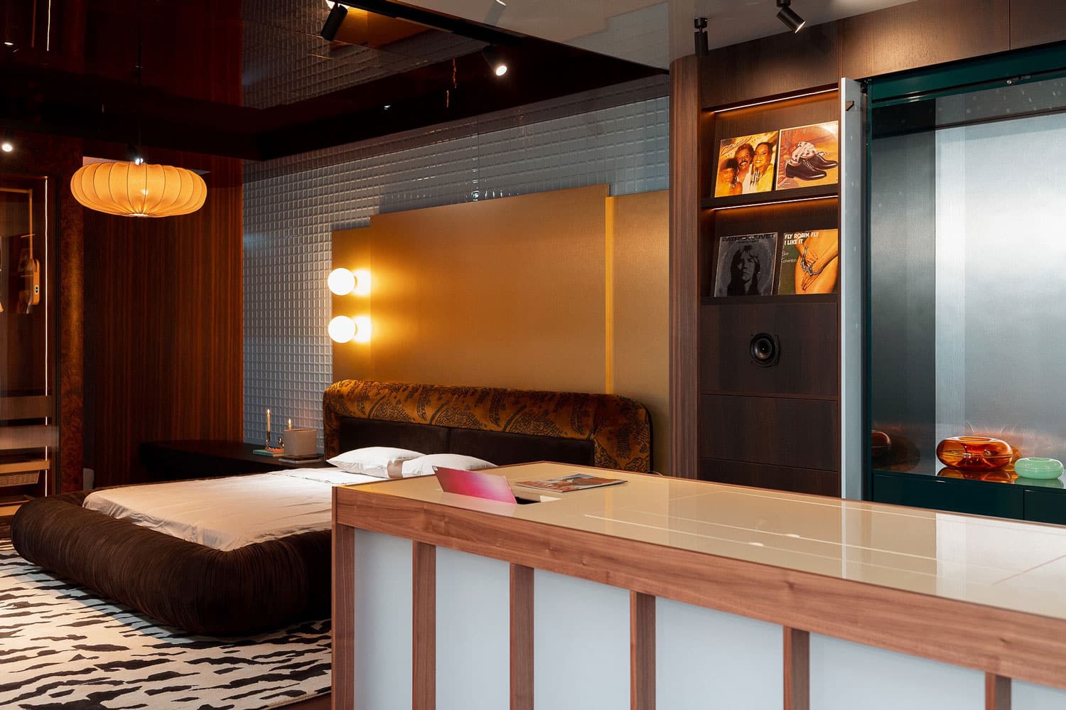 Listening Room - DJ booth cu record playere